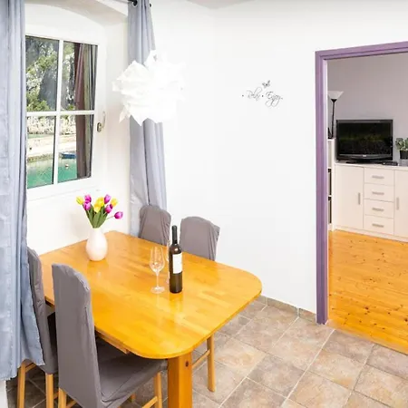 Vela Stiniva Appartement *